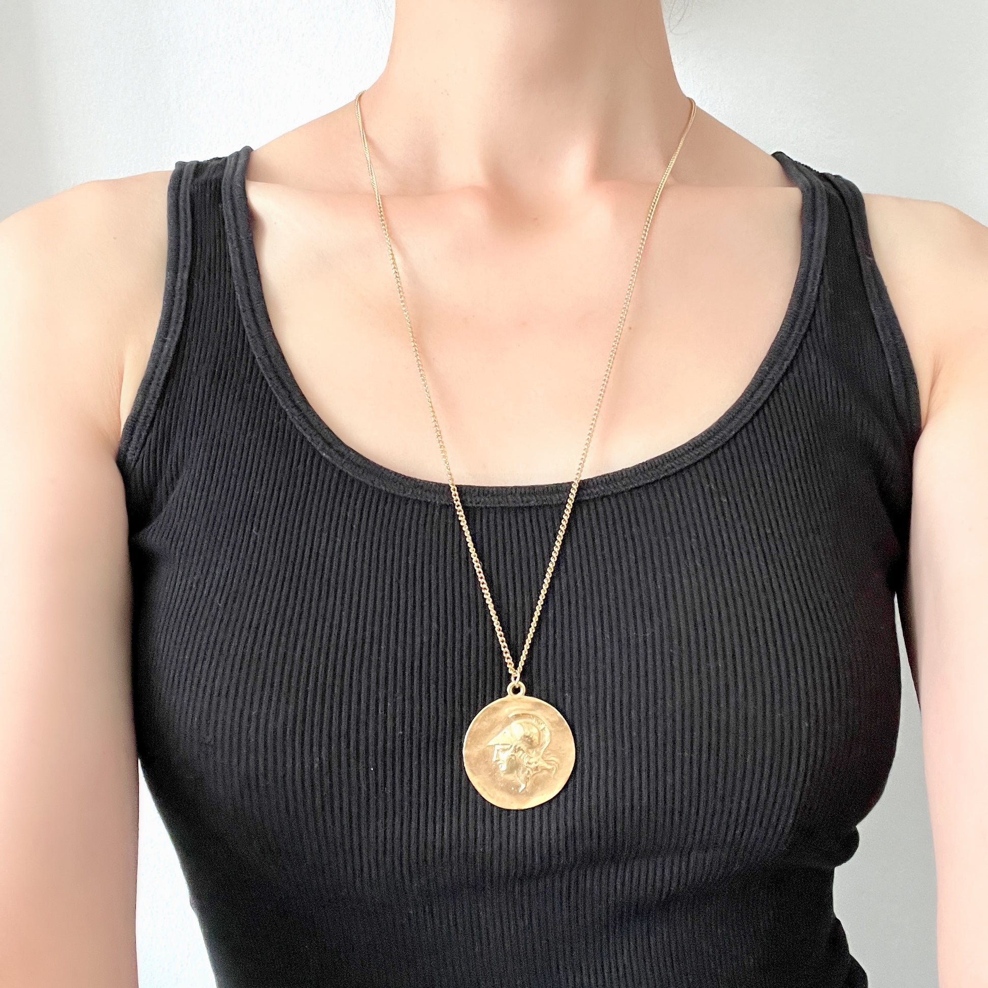 A gold-plated replica necklace of the Olympic Games medallion struck in AD 242.  金メッキを施した、紀元242年のオリンピック記念メダルのレプリカネックレス。