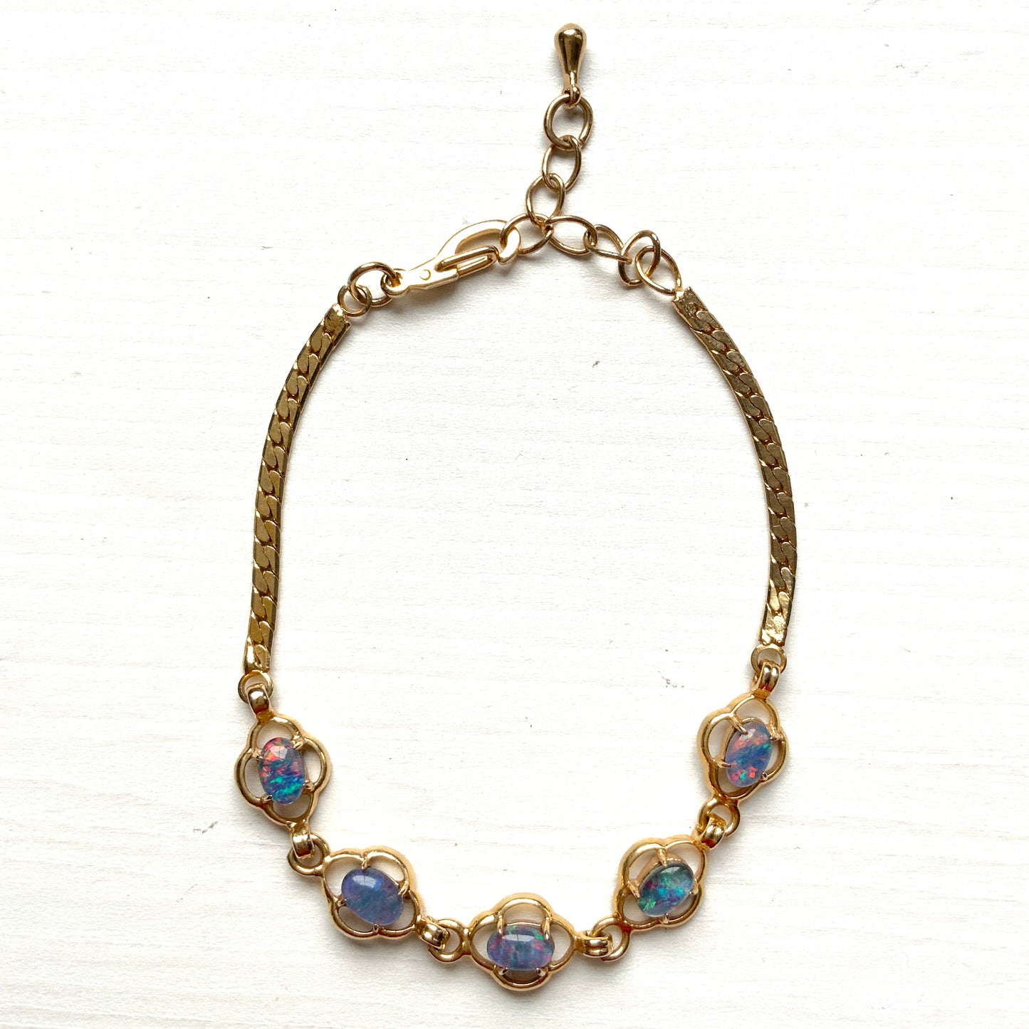 A vintage bracelet set with opal triplets. オパールトリプレットをあしらった、ヴィンテージブレスレット。