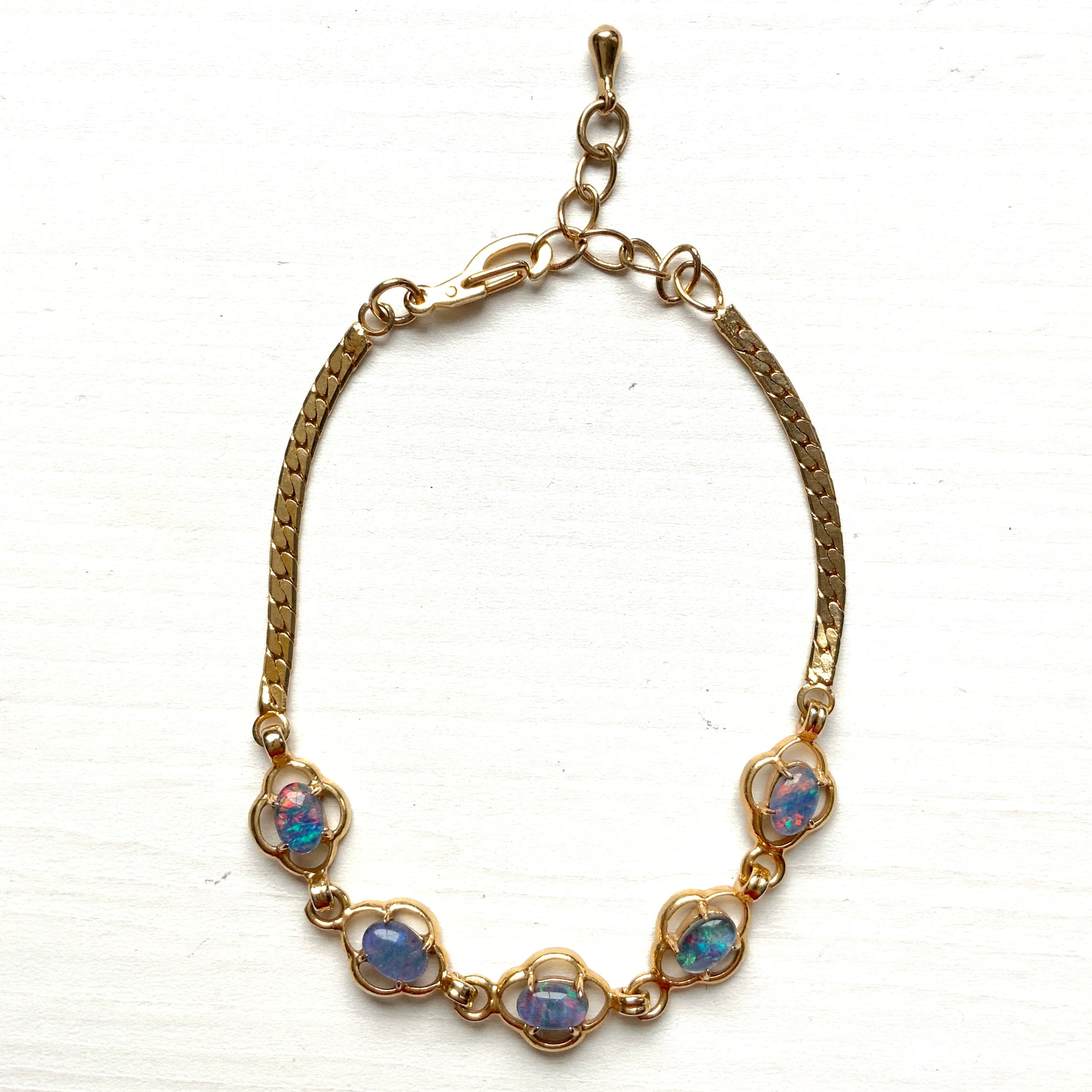 A vintage bracelet set with opal triplets. オパールトリプレットをあしらった、ヴィンテージブレスレット。