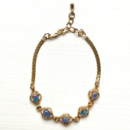 A vintage bracelet set with opal triplets. オパールトリプレットをあしらった、ヴィンテージブレスレット。
