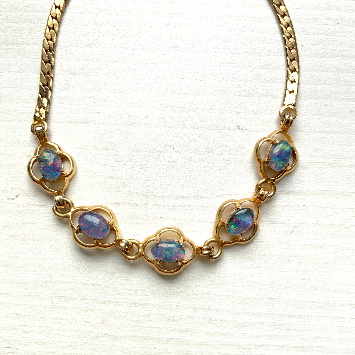 A vintage bracelet set with opal triplets. オパールトリプレットをあしらった、ヴィンテージブレスレット。