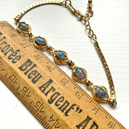 A vintage bracelet set with opal triplets. オパールトリプレットをあしらった、ヴィンテージブレスレット。