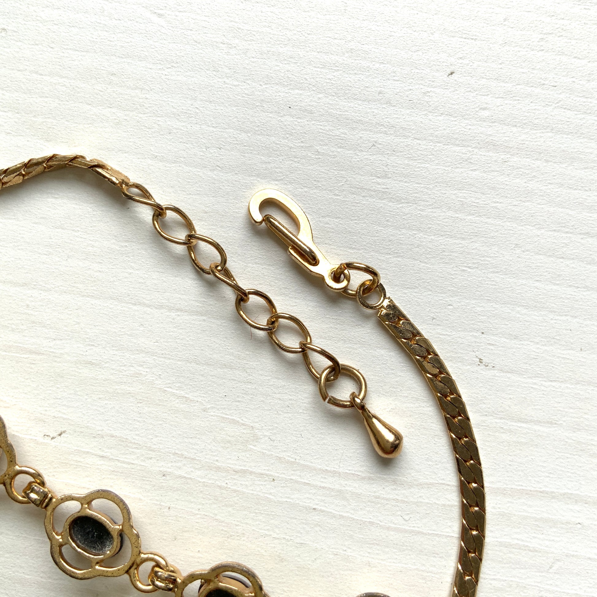 A vintage bracelet set with opal triplets. オパールトリプレットをあしらった、ヴィンテージブレスレット。