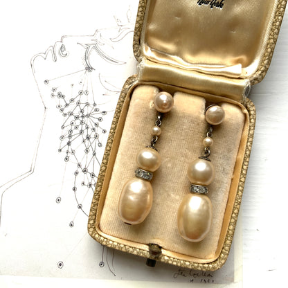 Cream-coloured glass pearls dangle from these screw-back earrings.  クリームカラーのグラスパールがゆれるスクリューイヤリング。