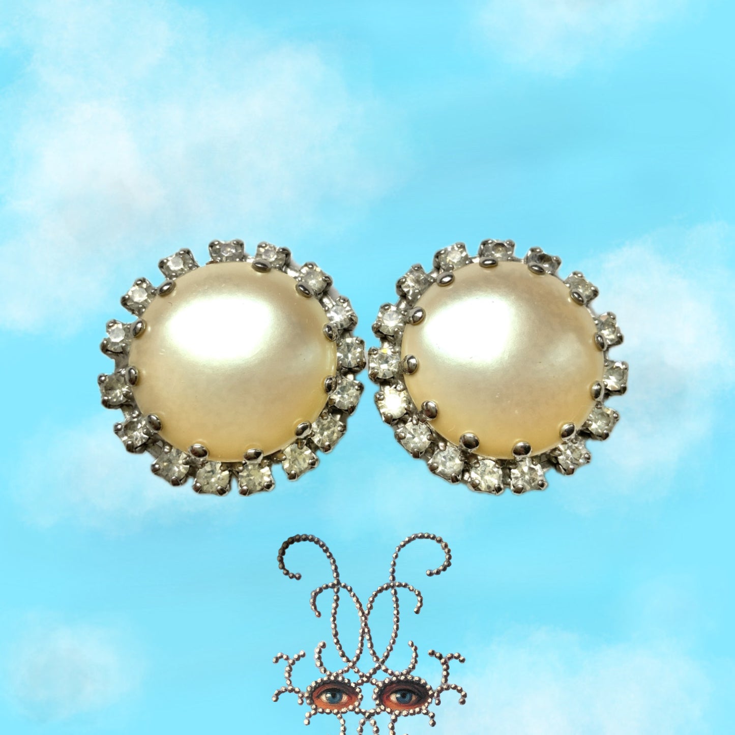 Vintage earrings featuring a flat pearl button surrounded by a halo of clear stones.  フラットなパールボタンの周りを、クリアストーンがぐるりと囲むヴィンテージイヤリング
