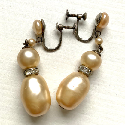 Cream-coloured glass pearls dangle from these screw-back earrings.  クリームカラーのグラスパールがゆれるスクリューイヤリング。
