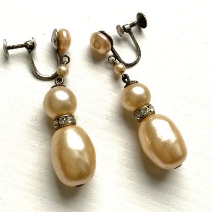 Cream-coloured glass pearls dangle from these screw-back earrings.  クリームカラーのグラスパールがゆれるスクリューイヤリング。