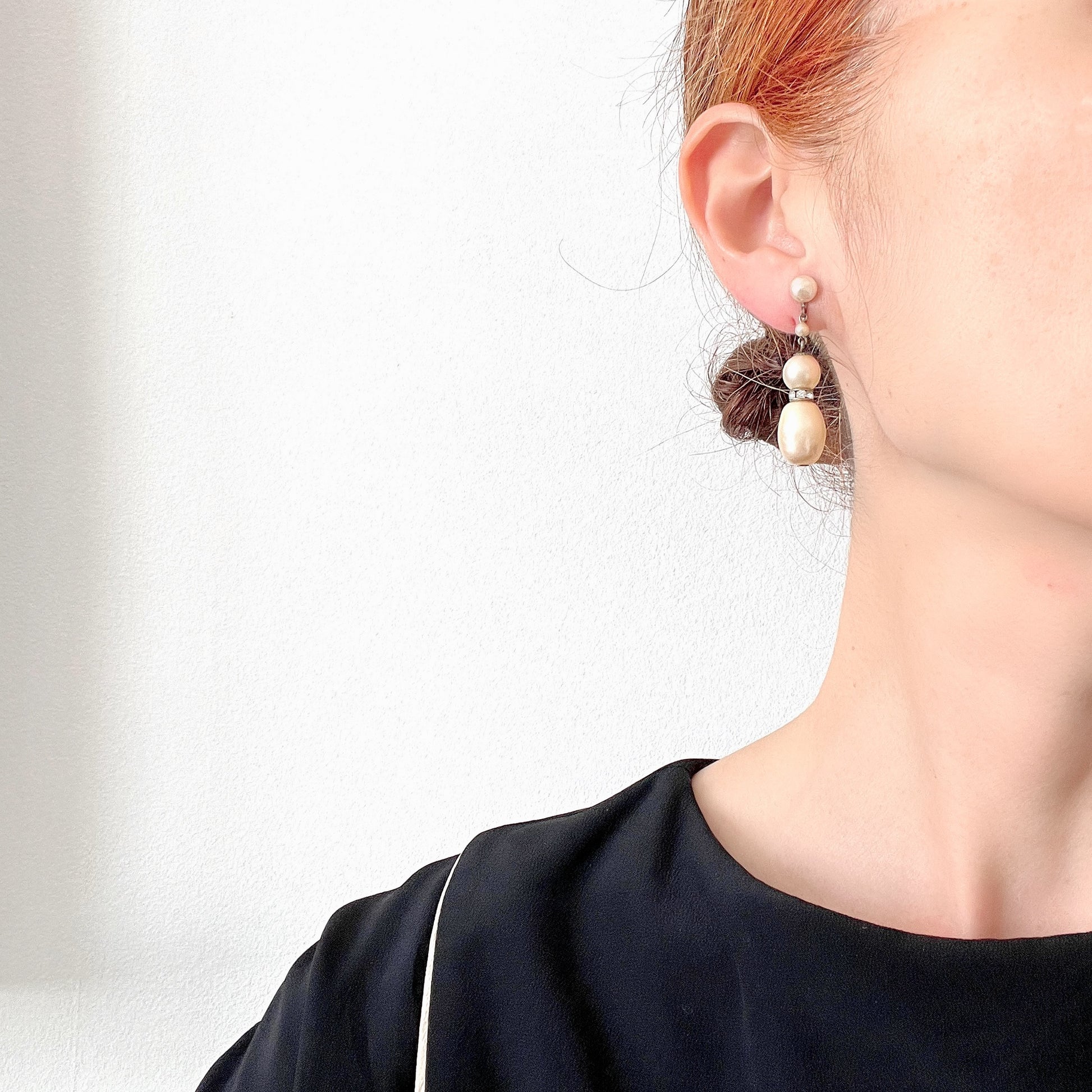Cream-coloured glass pearls dangle from these screw-back earrings.  クリームカラーのグラスパールがゆれるスクリューイヤリング。