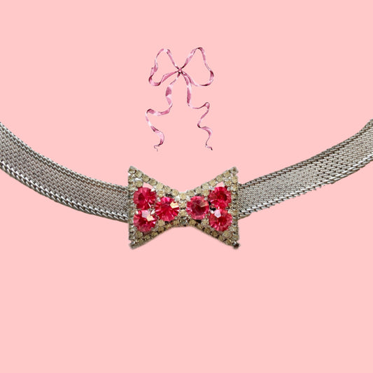  Vintage bow-tie style choker necklace featuring vibrant pink rhinestones. 鮮やかなピンクのラインストーンがあしらわれた、蝶ネクタイのようなチョーカーネックレス。