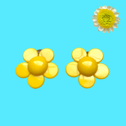 Flower clip-on earrings in a vivid buttery yellow tone.  バターのようなビビッドイエローのお花のクリップイヤリング。