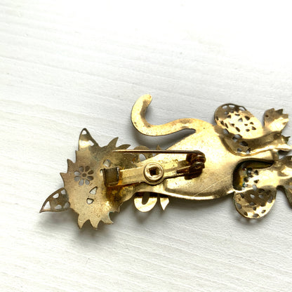 A vintage cat brooch featuring a vibrant rainbow enamel body. レインボーグリッターのボディが印象的な、ヴィンテージのキャットブローチ。