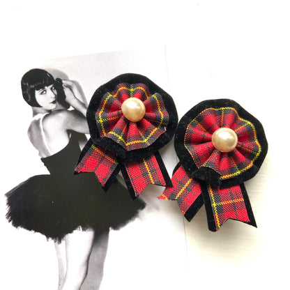 Rosette earrings from combining red tartan fabric with black velvet. レッドタータンチェックとブラックベルベットを組み合わせたロゼットイヤリング。 