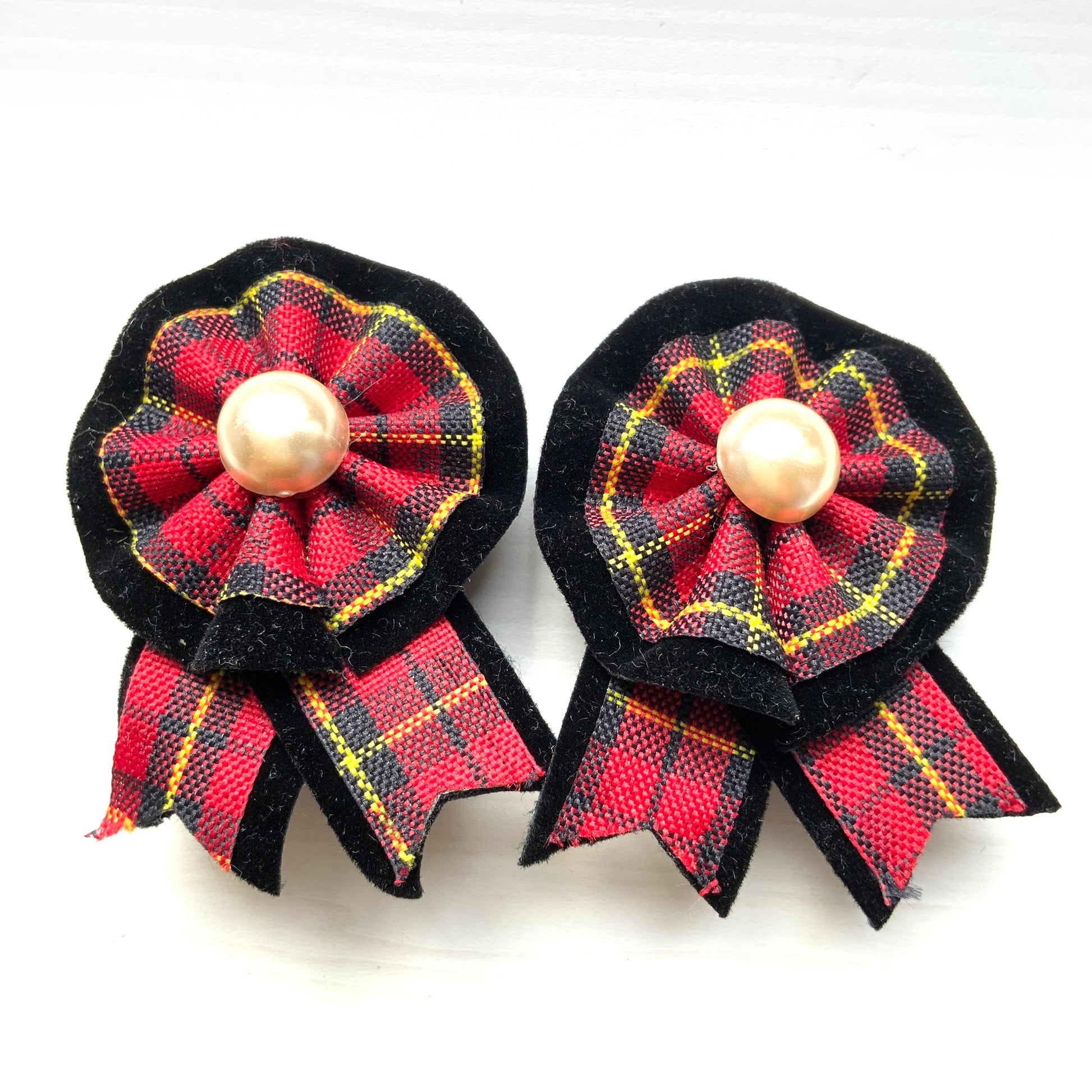 Rosette earrings from combining red tartan fabric with black velvet. レッドタータンチェックとブラックベルベットを組み合わせたロゼットイヤリング。 