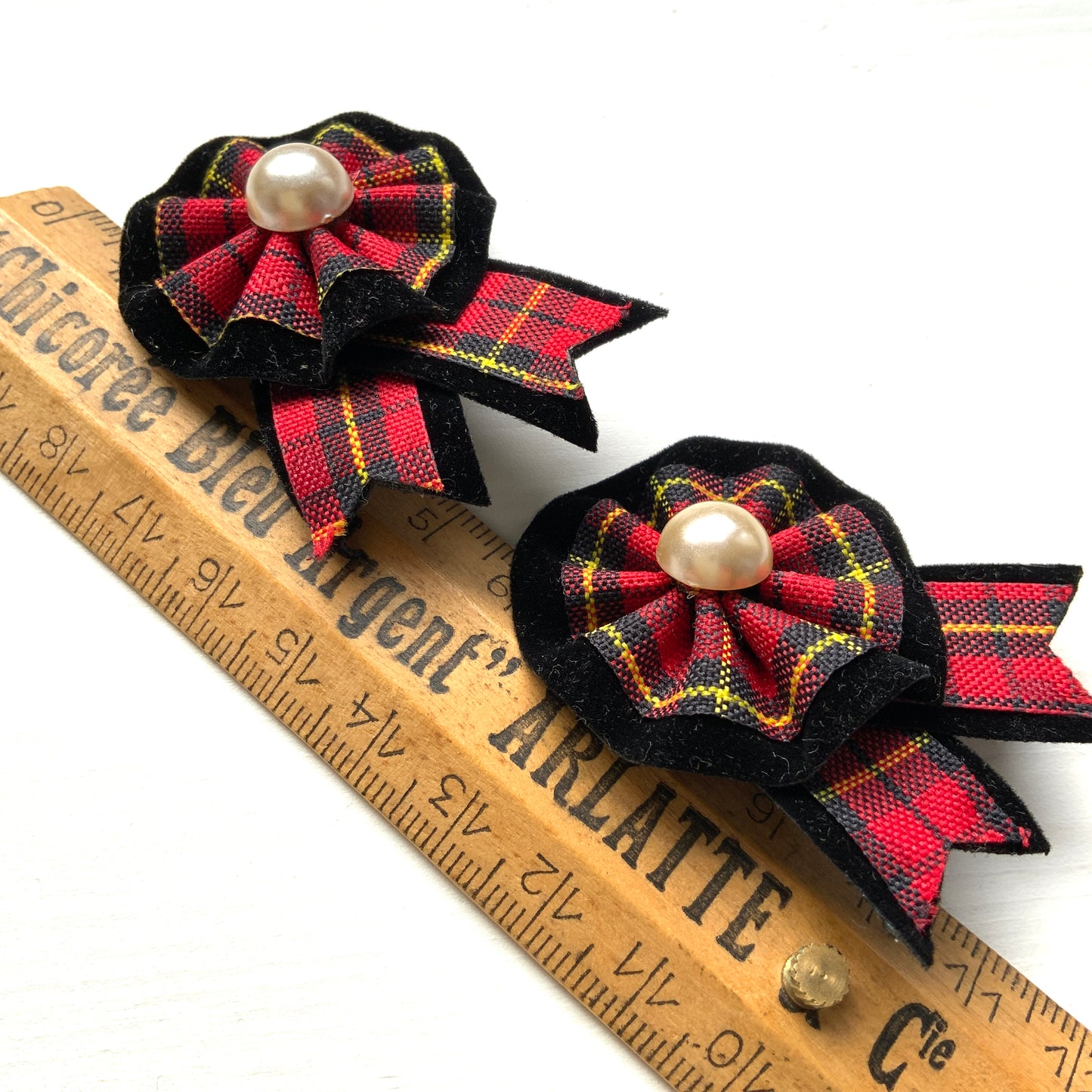 Rosette earrings from combining red tartan fabric with black velvet. レッドタータンチェックとブラックベルベットを組み合わせたロゼットイヤリング。 