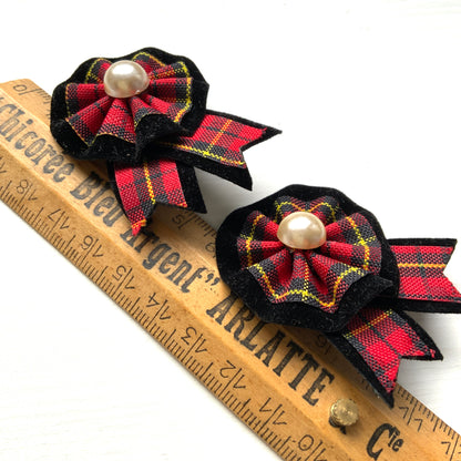 Rosette earrings from combining red tartan fabric with black velvet. レッドタータンチェックとブラックベルベットを組み合わせたロゼットイヤリング。 