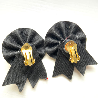 Rosette earrings from combining red tartan fabric with black velvet. レッドタータンチェックとブラックベルベットを組み合わせたロゼットイヤリング。 