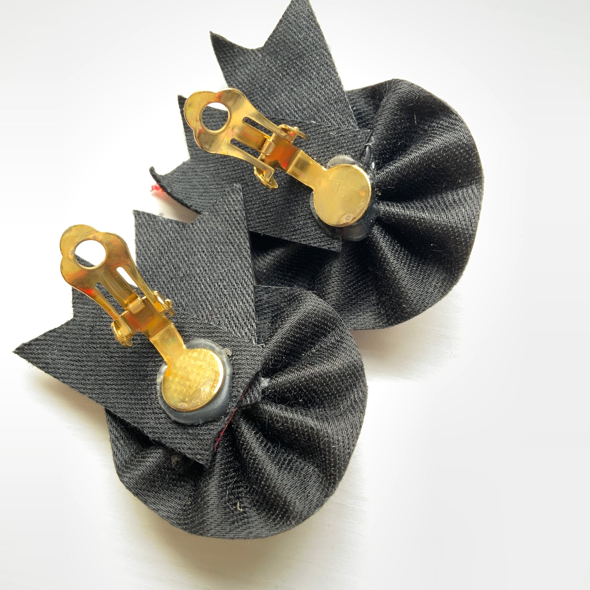 Rosette earrings from combining red tartan fabric with black velvet. レッドタータンチェックとブラックベルベットを組み合わせたロゼットイヤリング。 