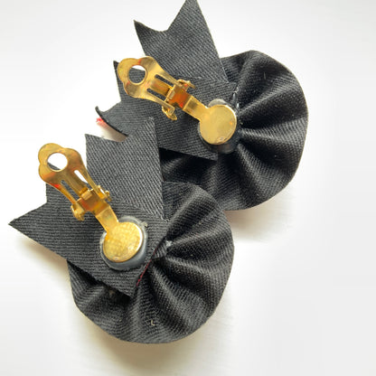 Rosette earrings from combining red tartan fabric with black velvet. レッドタータンチェックとブラックベルベットを組み合わせたロゼットイヤリング。 