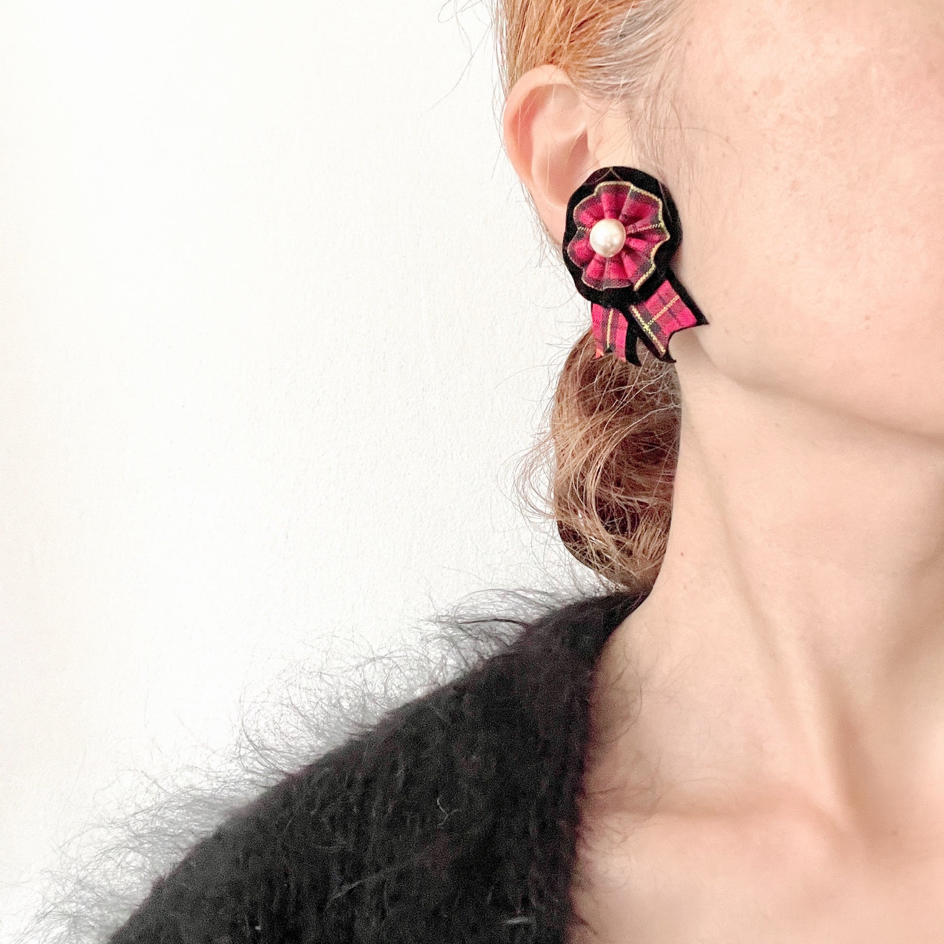 Rosette earrings from combining red tartan fabric with black velvet. レッドタータンチェックとブラックベルベットを組み合わせたロゼットイヤリング。 