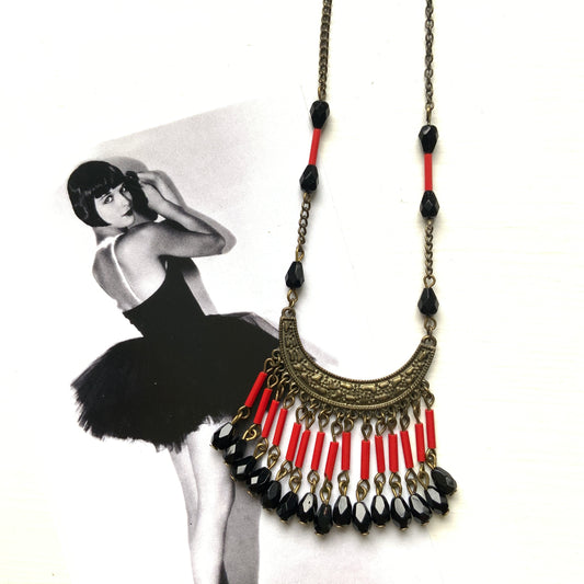 A 1950s–60s Art Deco revival necklace combining red and black glass beads.  赤と黒のガラスビーズを組み合わせた、1950〜60年代に作られたアールデコ・リバイバルスタイルのネックレス。 