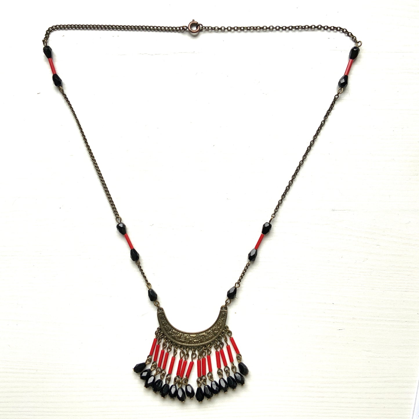 A 1950s–60s Art Deco revival necklace combining red and black glass beads.  赤と黒のガラスビーズを組み合わせた、1950〜60年代に作られたアールデコ・リバイバルスタイルのネックレス。 