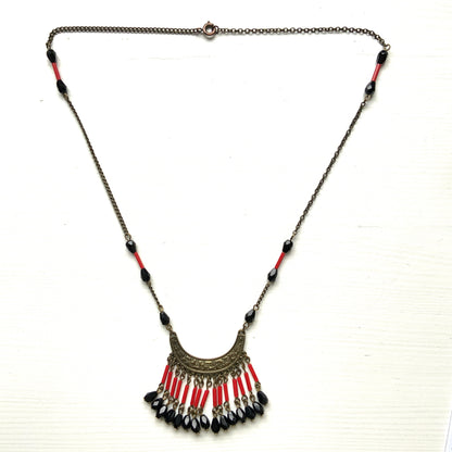 A 1950s–60s Art Deco revival necklace combining red and black glass beads.  赤と黒のガラスビーズを組み合わせた、1950〜60年代に作られたアールデコ・リバイバルスタイルのネックレス。 