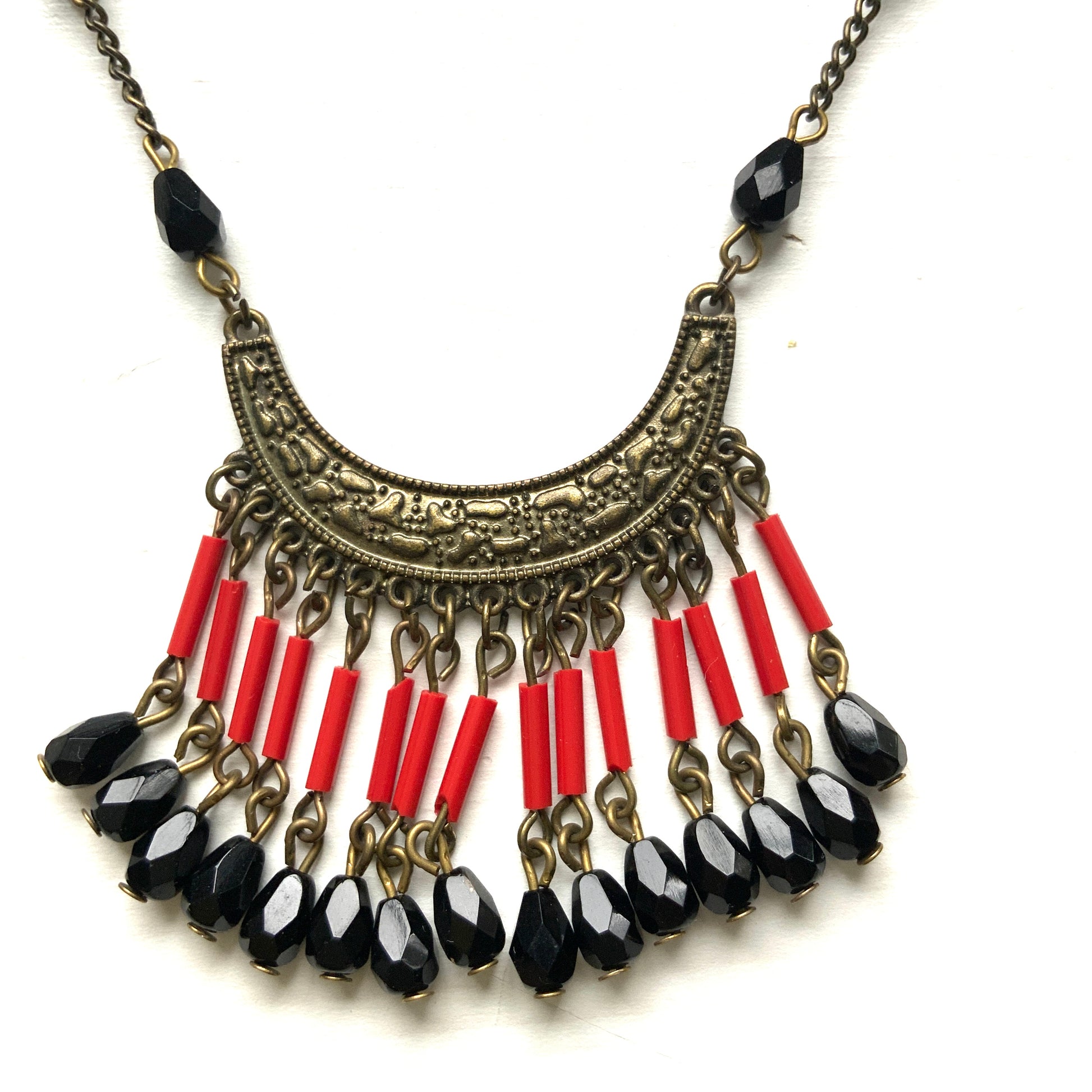 A 1950s–60s Art Deco revival necklace combining red and black glass beads.  赤と黒のガラスビーズを組み合わせた、1950〜60年代に作られたアールデコ・リバイバルスタイルのネックレス。 