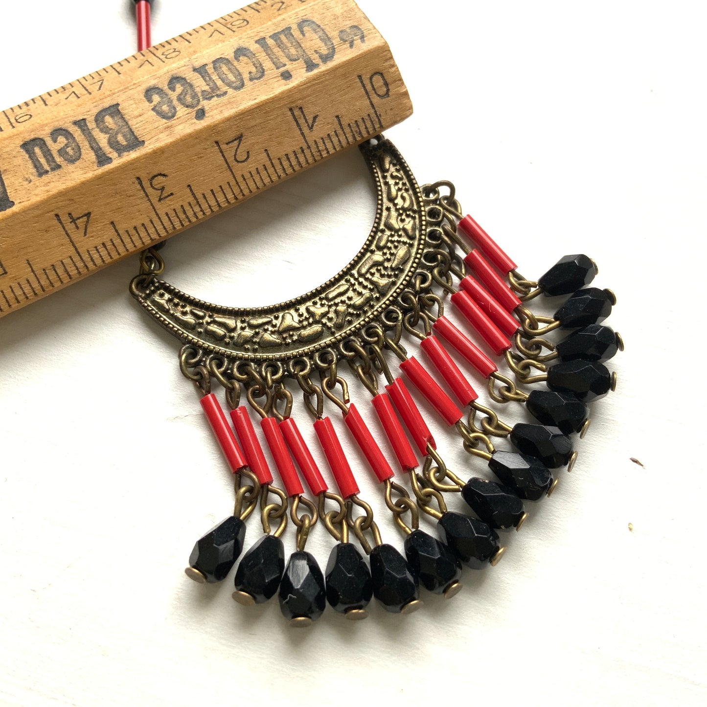 A 1950s–60s Art Deco revival necklace combining red and black glass beads.  赤と黒のガラスビーズを組み合わせた、1950〜60年代に作られたアールデコ・リバイバルスタイルのネックレス。 
