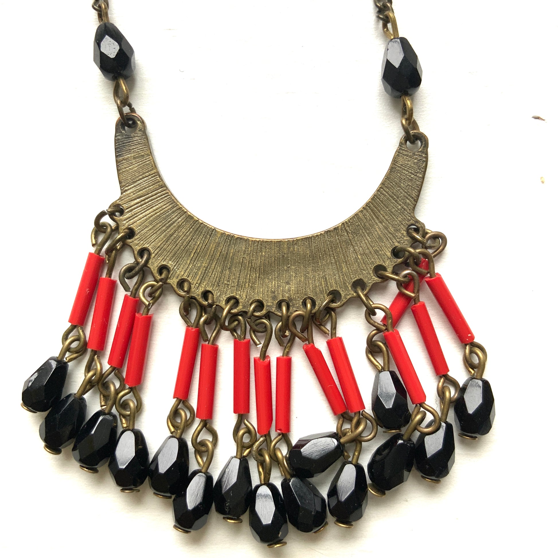 A 1950s–60s Art Deco revival necklace combining red and black glass beads.  赤と黒のガラスビーズを組み合わせた、1950〜60年代に作られたアールデコ・リバイバルスタイルのネックレス。 