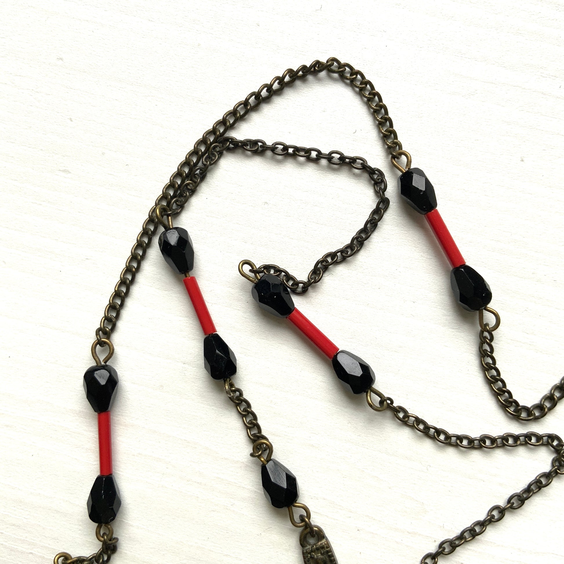 A 1950s–60s Art Deco revival necklace combining red and black glass beads.  赤と黒のガラスビーズを組み合わせた、1950〜60年代に作られたアールデコ・リバイバルスタイルのネックレス。 