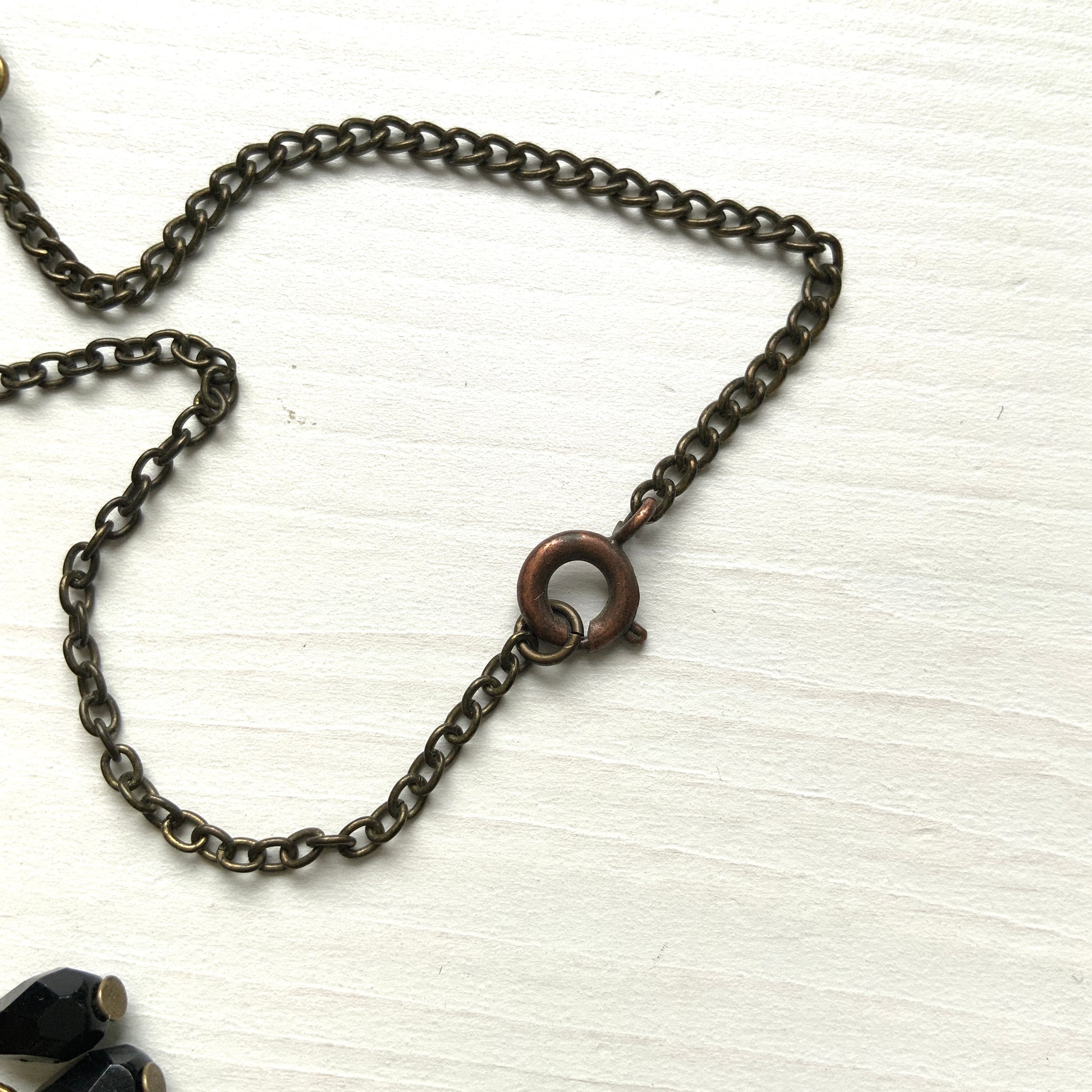 A 1950s–60s Art Deco revival necklace combining red and black glass beads.  赤と黒のガラスビーズを組み合わせた、1950〜60年代に作られたアールデコ・リバイバルスタイルのネックレス。 