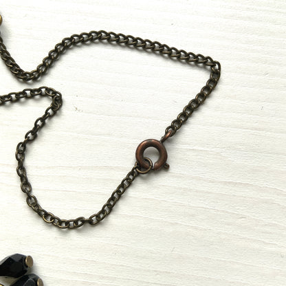 A 1950s–60s Art Deco revival necklace combining red and black glass beads.  赤と黒のガラスビーズを組み合わせた、1950〜60年代に作られたアールデコ・リバイバルスタイルのネックレス。 