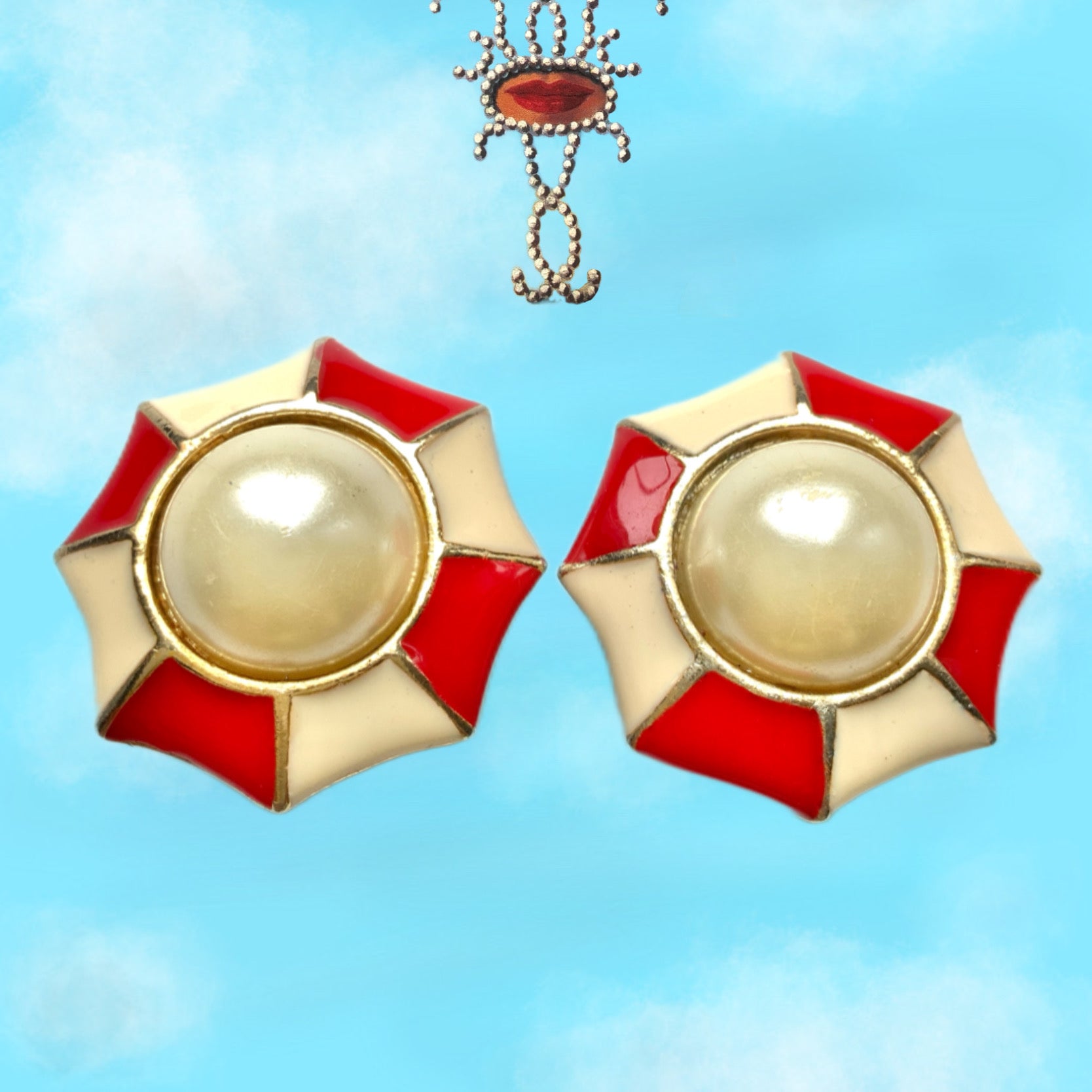 Vintage earrings featuring red and ivory enamel with a pearl at the centre.  赤×アイボリーのエナメルに、中央のパールが映えるヴィンテージイヤリング。