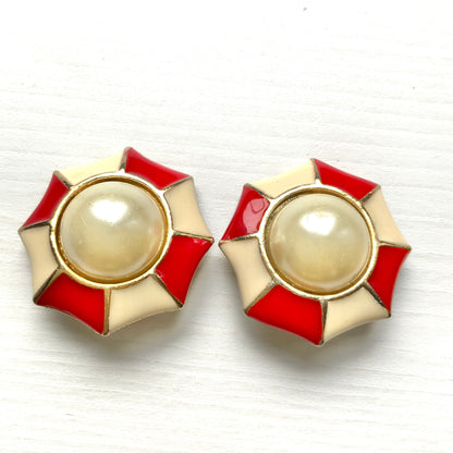 Vintage earrings featuring red and ivory enamel with a pearl at the centre.  赤×アイボリーのエナメルに、中央のパールが映えるヴィンテージイヤリング。