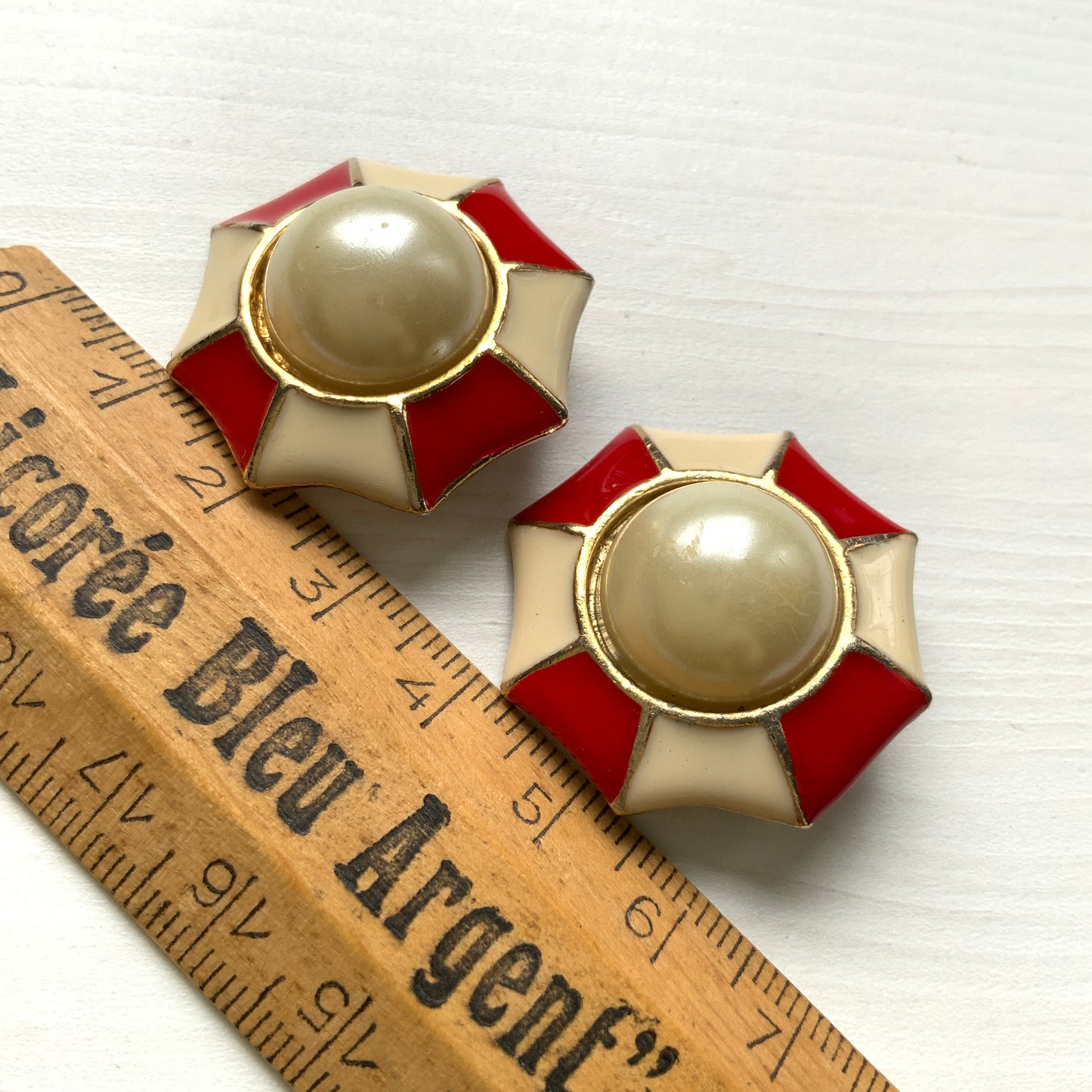 Vintage earrings featuring red and ivory enamel with a pearl at the centre.  赤×アイボリーのエナメルに、中央のパールが映えるヴィンテージイヤリング。