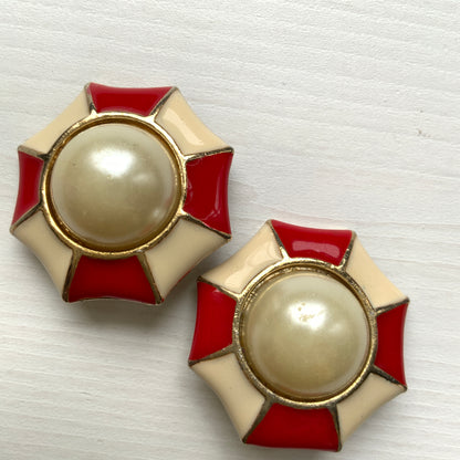 Vintage earrings featuring red and ivory enamel with a pearl at the centre.  赤×アイボリーのエナメルに、中央のパールが映えるヴィンテージイヤリング。