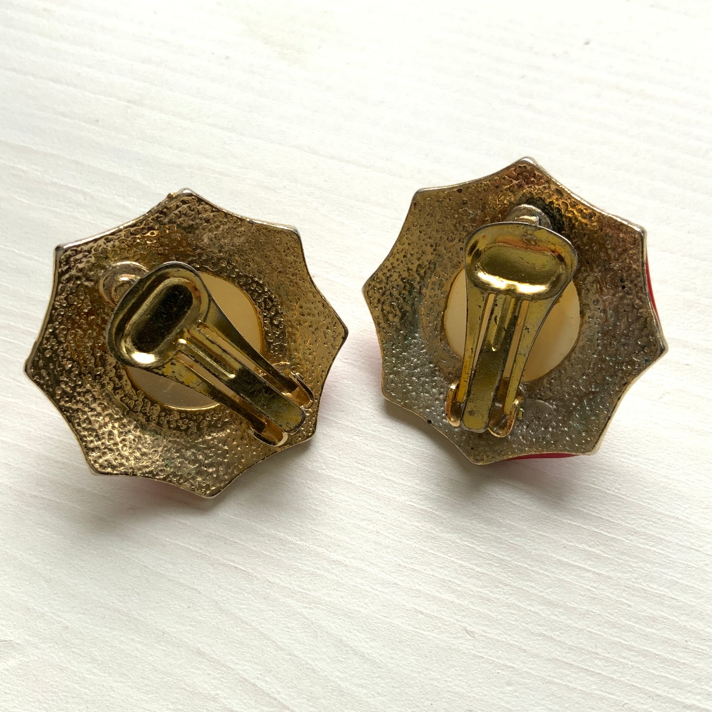 Vintage earrings featuring red and ivory enamel with a pearl at the centre.  赤×アイボリーのエナメルに、中央のパールが映えるヴィンテージイヤリング。