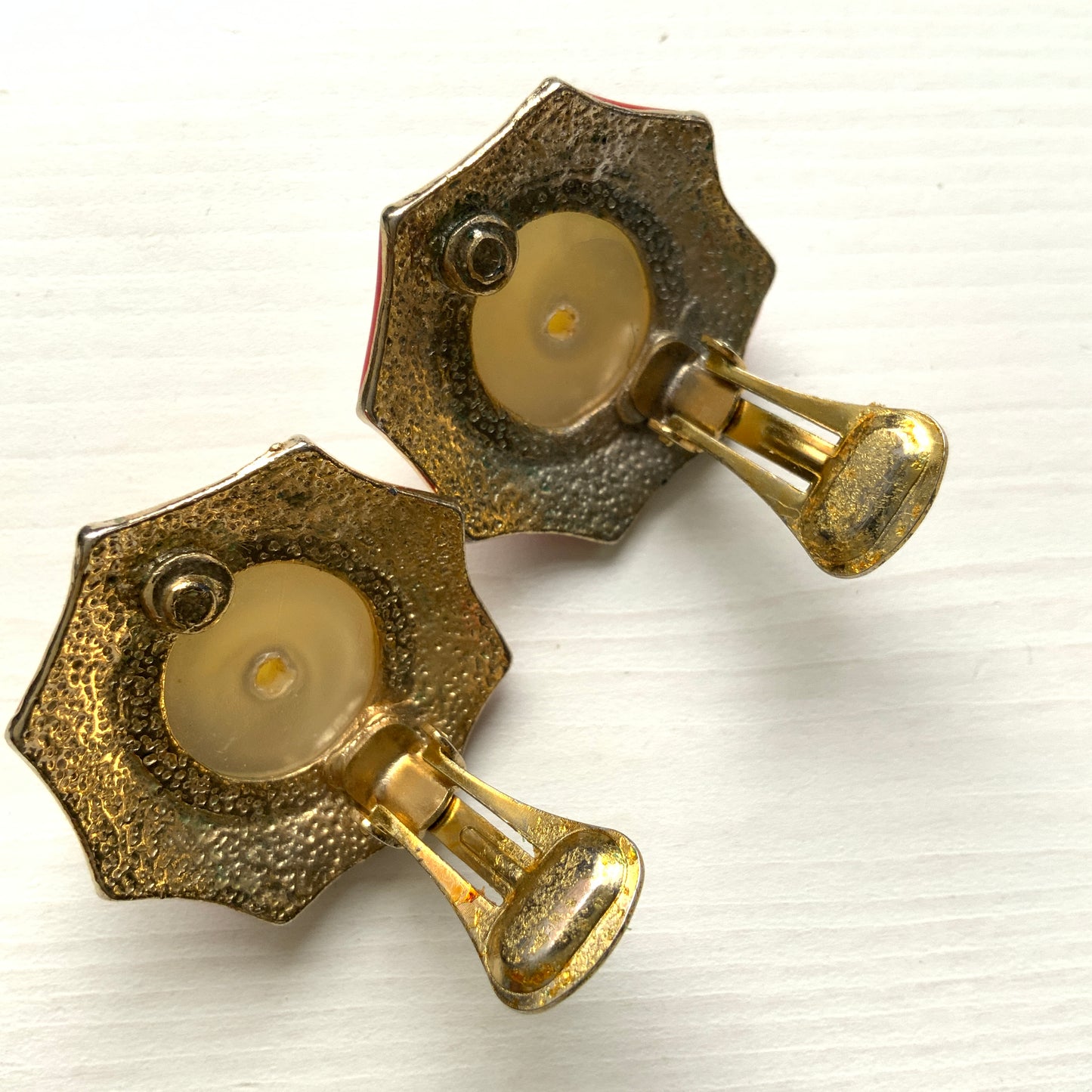 Vintage earrings featuring red and ivory enamel with a pearl at the centre.  赤×アイボリーのエナメルに、中央のパールが映えるヴィンテージイヤリング。