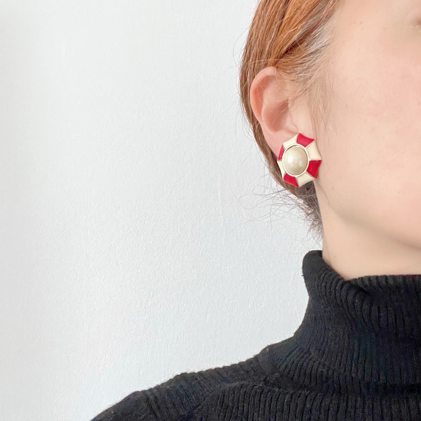 Vintage earrings featuring red and ivory enamel with a pearl at the centre.  赤×アイボリーのエナメルに、中央のパールが映えるヴィンテージイヤリング。