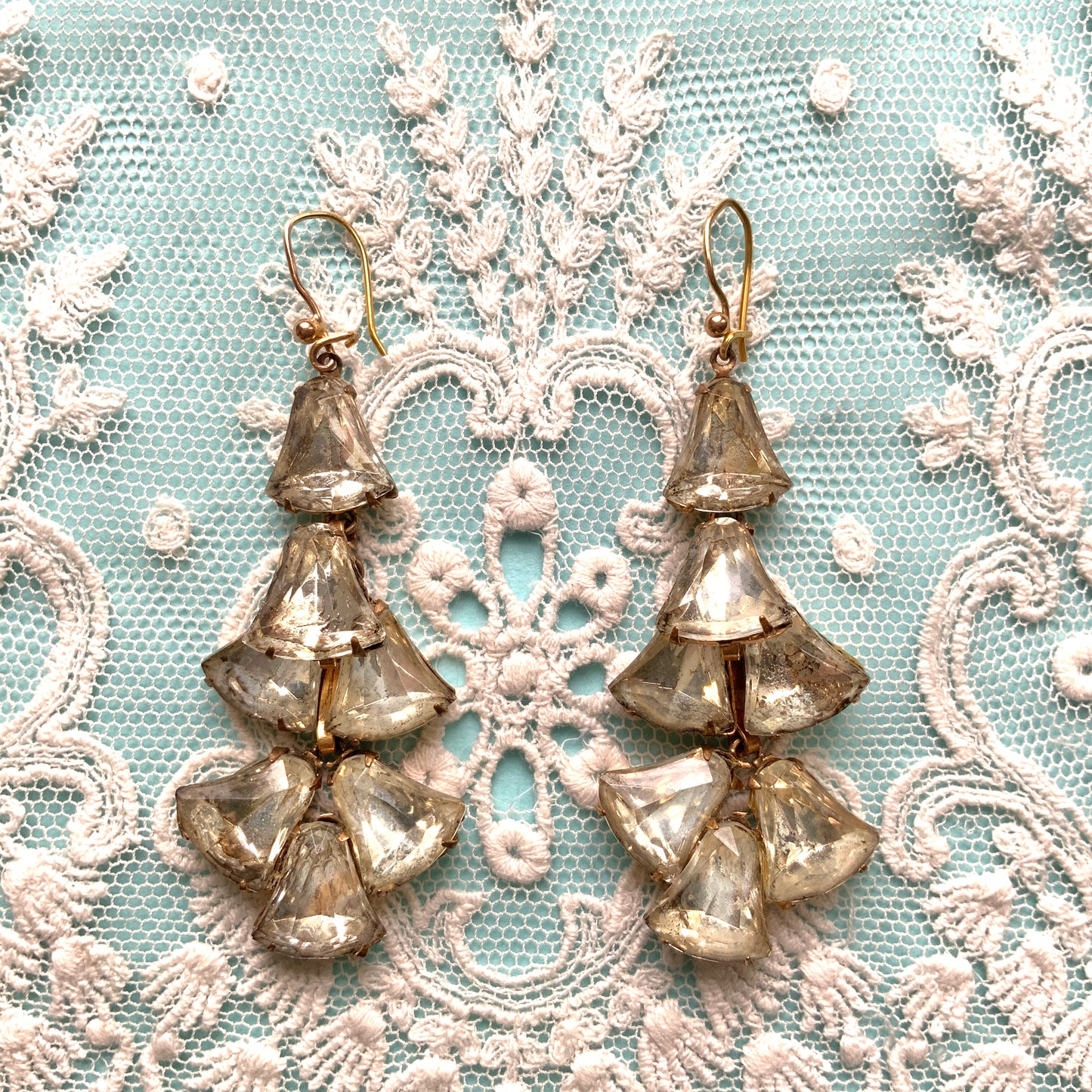 Vintage earrings with softly champagne-tinted glass stones that sway beautifully. ほんのりシャンパンカラーのガラスストーンが揺れるヴィンテージピアス。