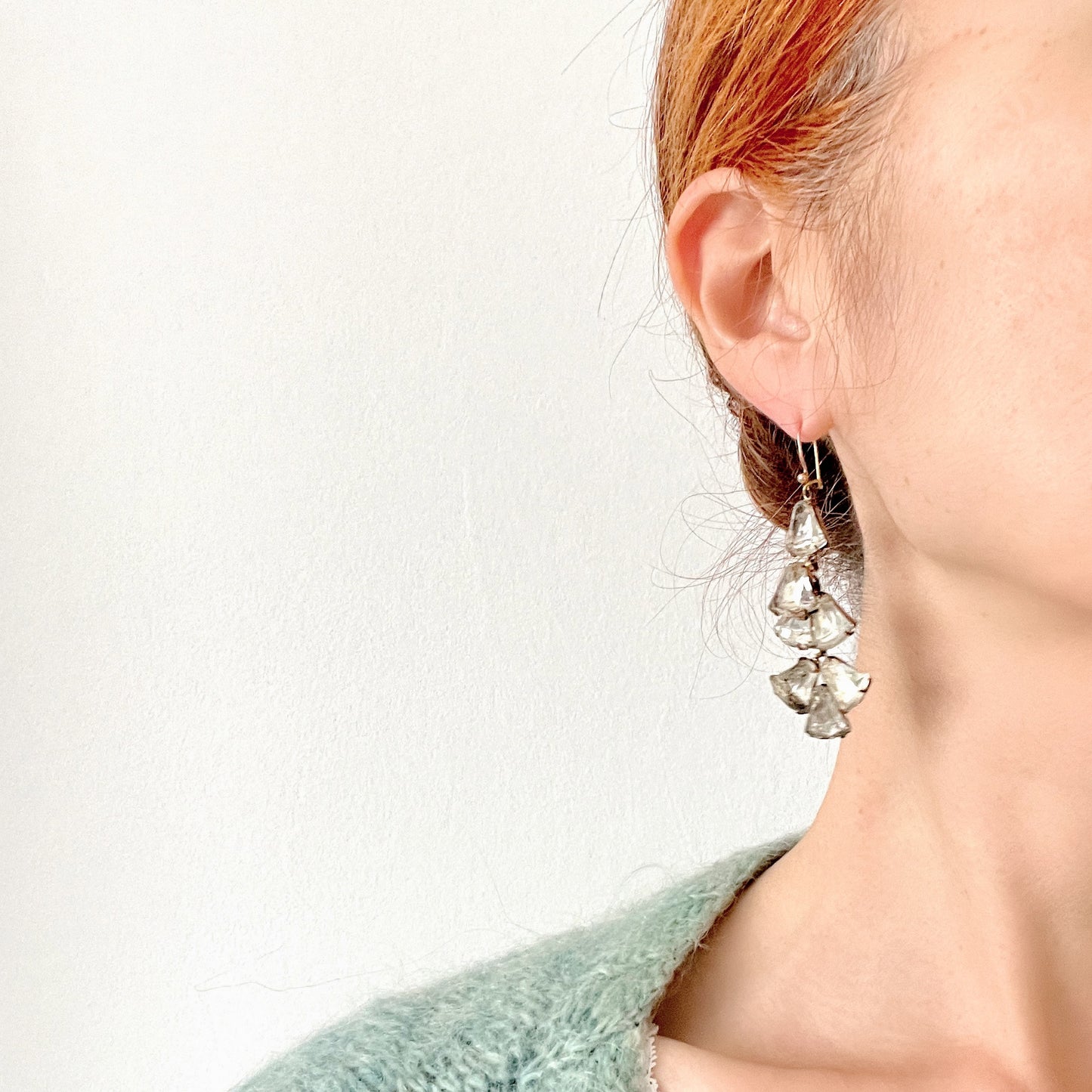 Vintage earrings with softly champagne-tinted glass stones that sway beautifully. ほんのりシャンパンカラーのガラスストーンが揺れるヴィンテージピアス。