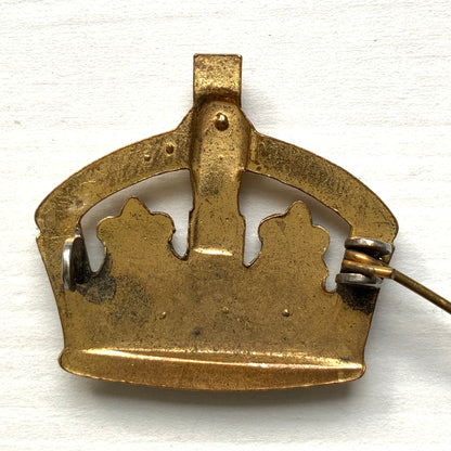 A gold-tone metal crown brooch adorned with clear rhinestones. ゴールドトーンメタルのクラウンに、クリアラインストーンがあしらわれたブローチ。 