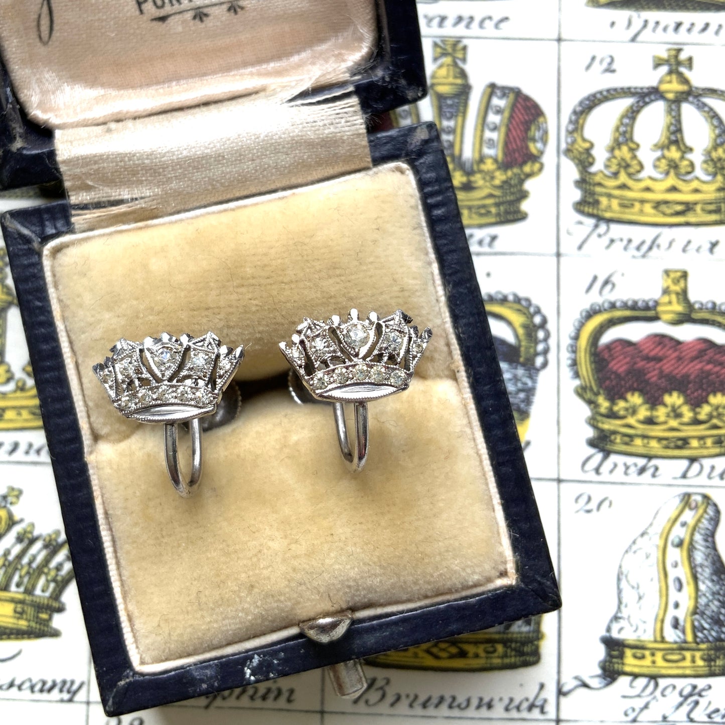 Silver screw-back earrings featuring a naval crown decorated with clear rhinestones. クリアラインストーンがあしらわれた海軍王冠のシルバーのスクリューイヤリング。 
