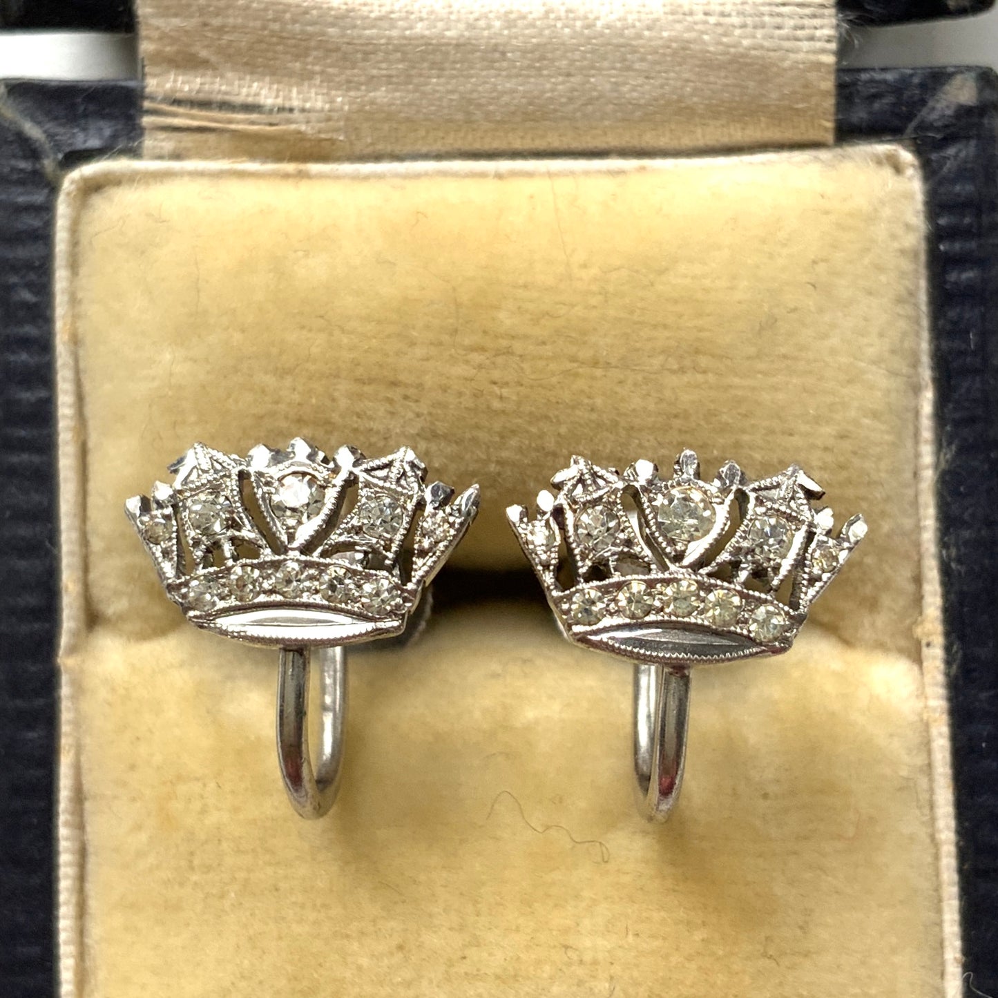 Silver screw-back earrings featuring a naval crown decorated with clear rhinestones. クリアラインストーンがあしらわれた海軍王冠のシルバーのスクリューイヤリング。 