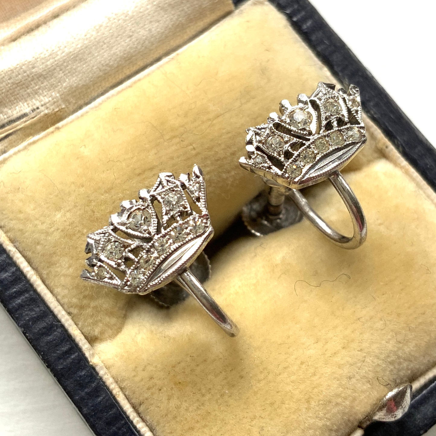 Silver screw-back earrings featuring a naval crown decorated with clear rhinestones. クリアラインストーンがあしらわれた海軍王冠のシルバーのスクリューイヤリング。 