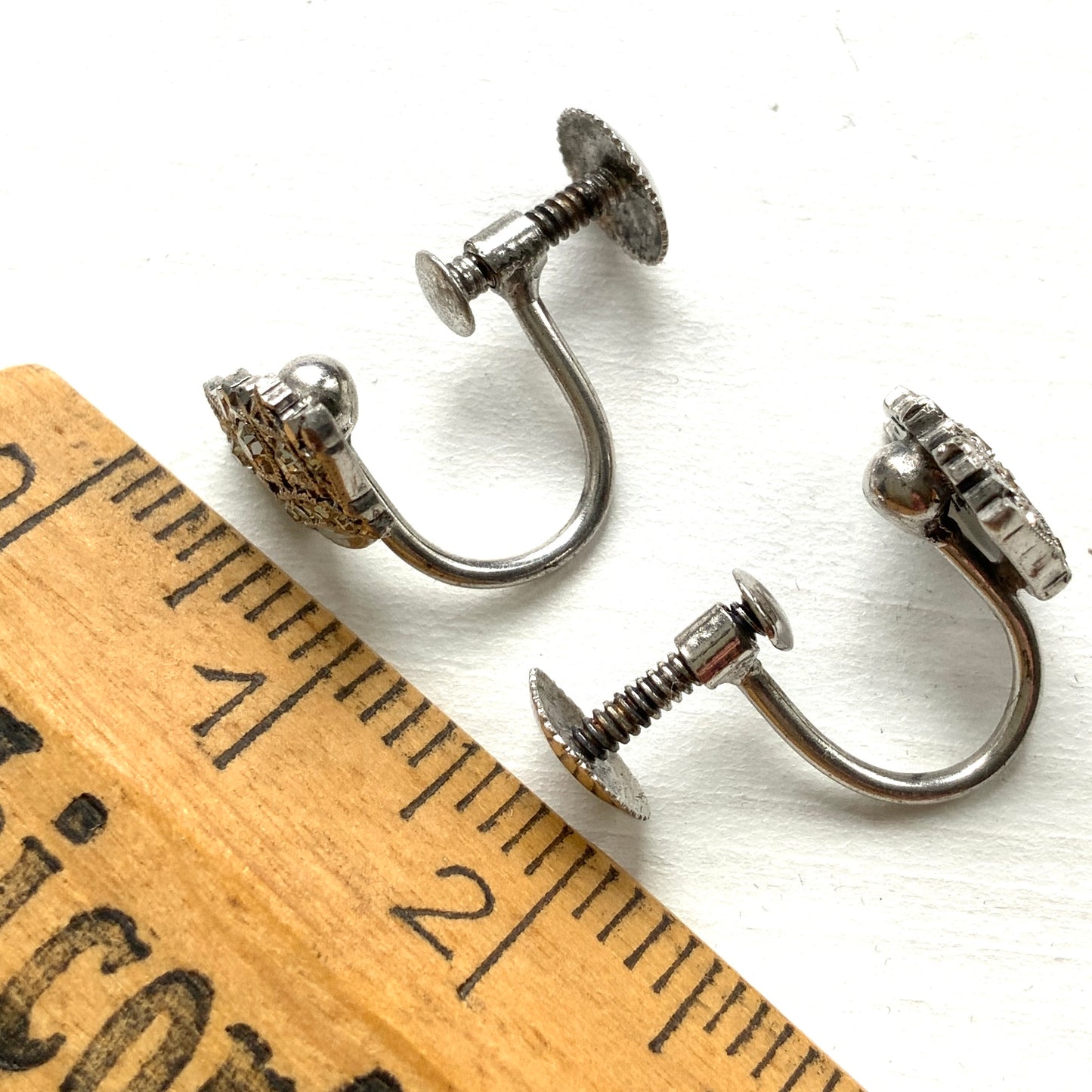 Silver screw-back earrings featuring a naval crown decorated with clear rhinestones. クリアラインストーンがあしらわれた海軍王冠のシルバーのスクリューイヤリング。 