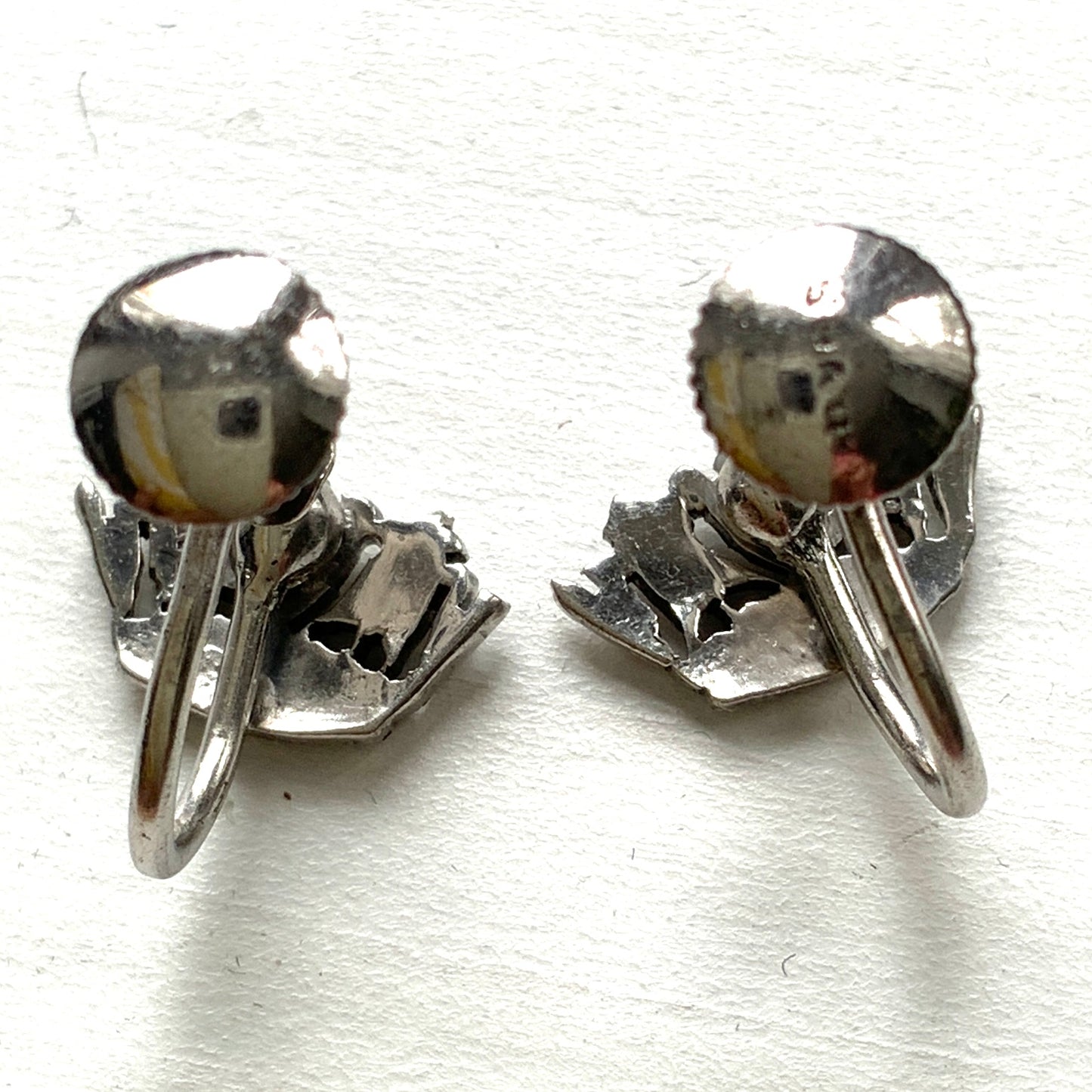 Silver screw-back earrings featuring a naval crown decorated with clear rhinestones. クリアラインストーンがあしらわれた海軍王冠のシルバーのスクリューイヤリング。 
