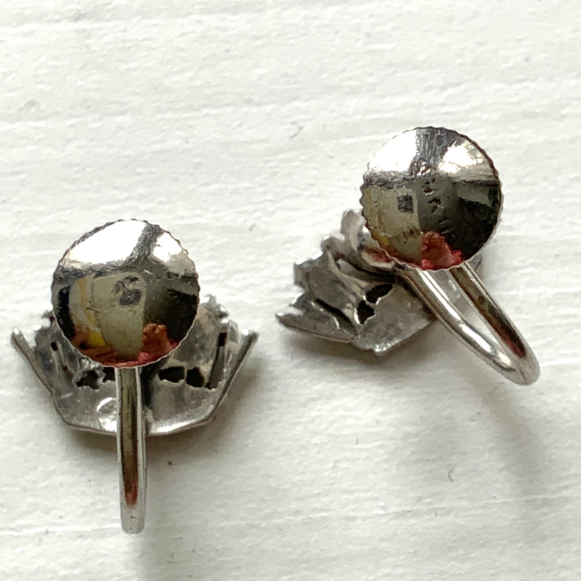 Silver screw-back earrings featuring a naval crown decorated with clear rhinestones. クリアラインストーンがあしらわれた海軍王冠のシルバーのスクリューイヤリング。 