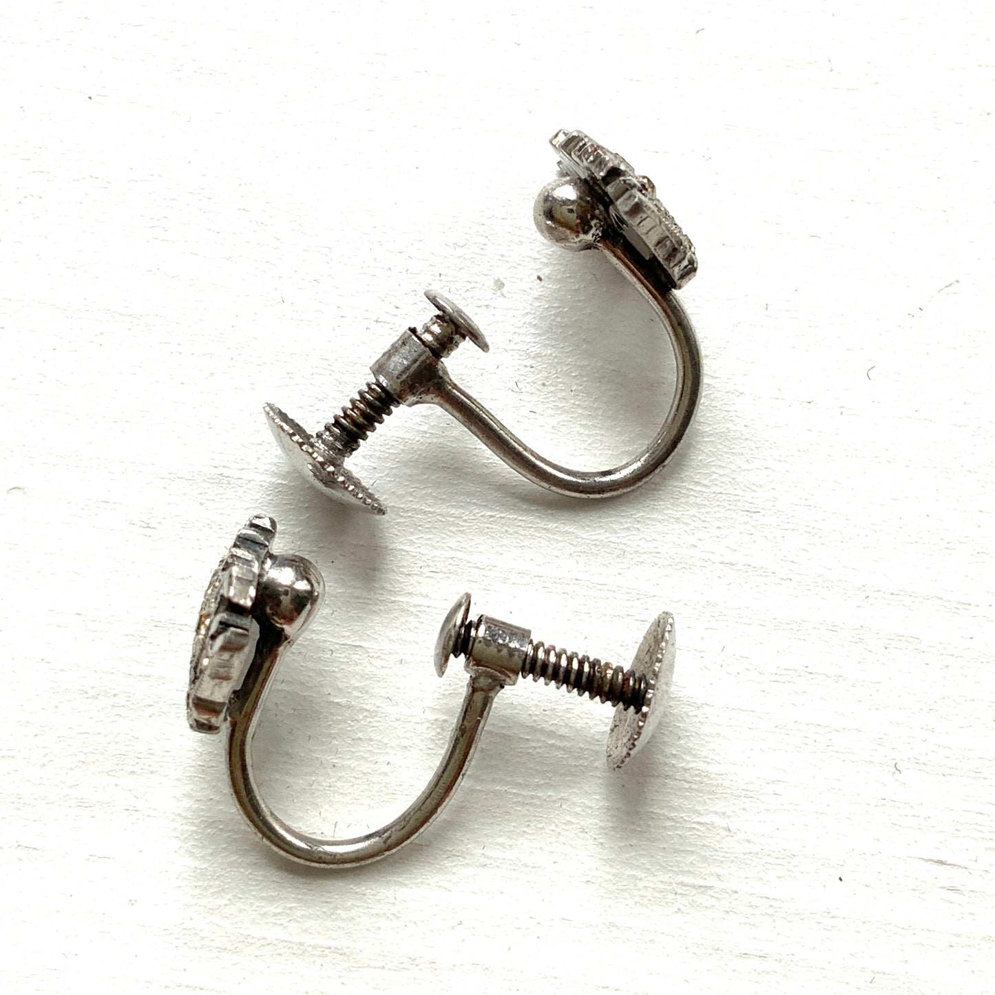 Silver screw-back earrings featuring a naval crown decorated with clear rhinestones. クリアラインストーンがあしらわれた海軍王冠のシルバーのスクリューイヤリング。 