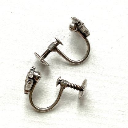 Silver screw-back earrings featuring a naval crown decorated with clear rhinestones. クリアラインストーンがあしらわれた海軍王冠のシルバーのスクリューイヤリング。 